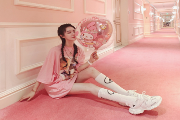 薇娅夫妇带女儿游乐场疯玩，一家三口罕同框，女儿打扮精致颜值高